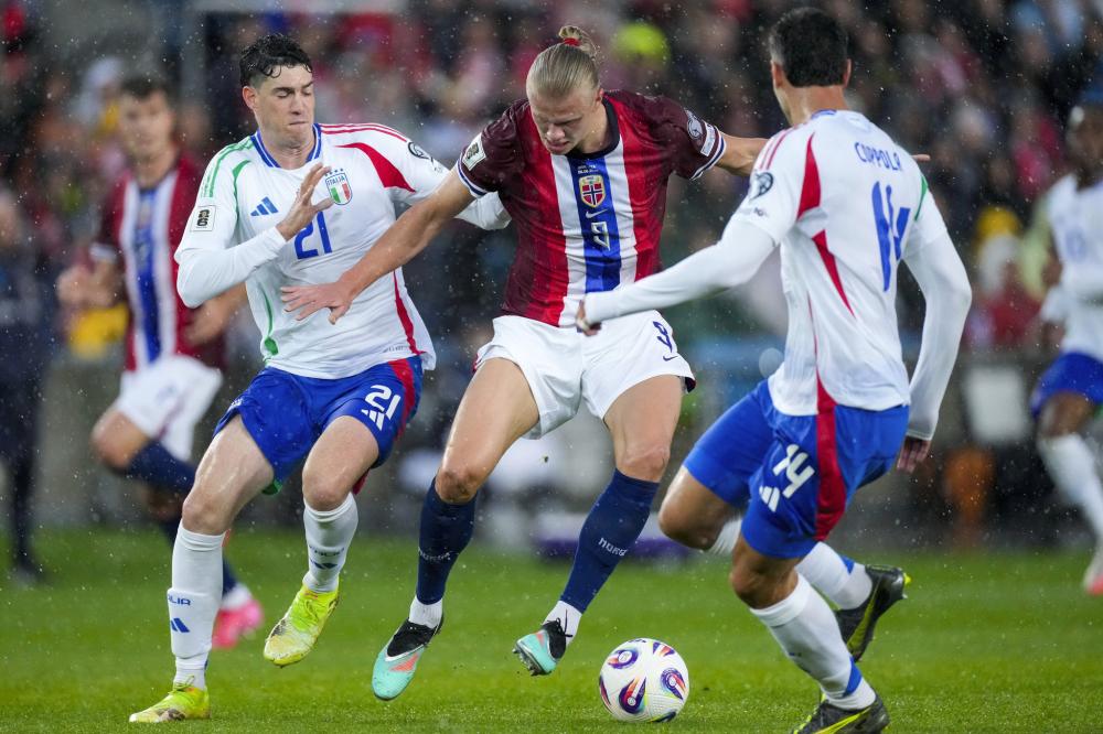 太阳报：英乙球迷朝对方门将扔椅子，被球队主帅严厉批评